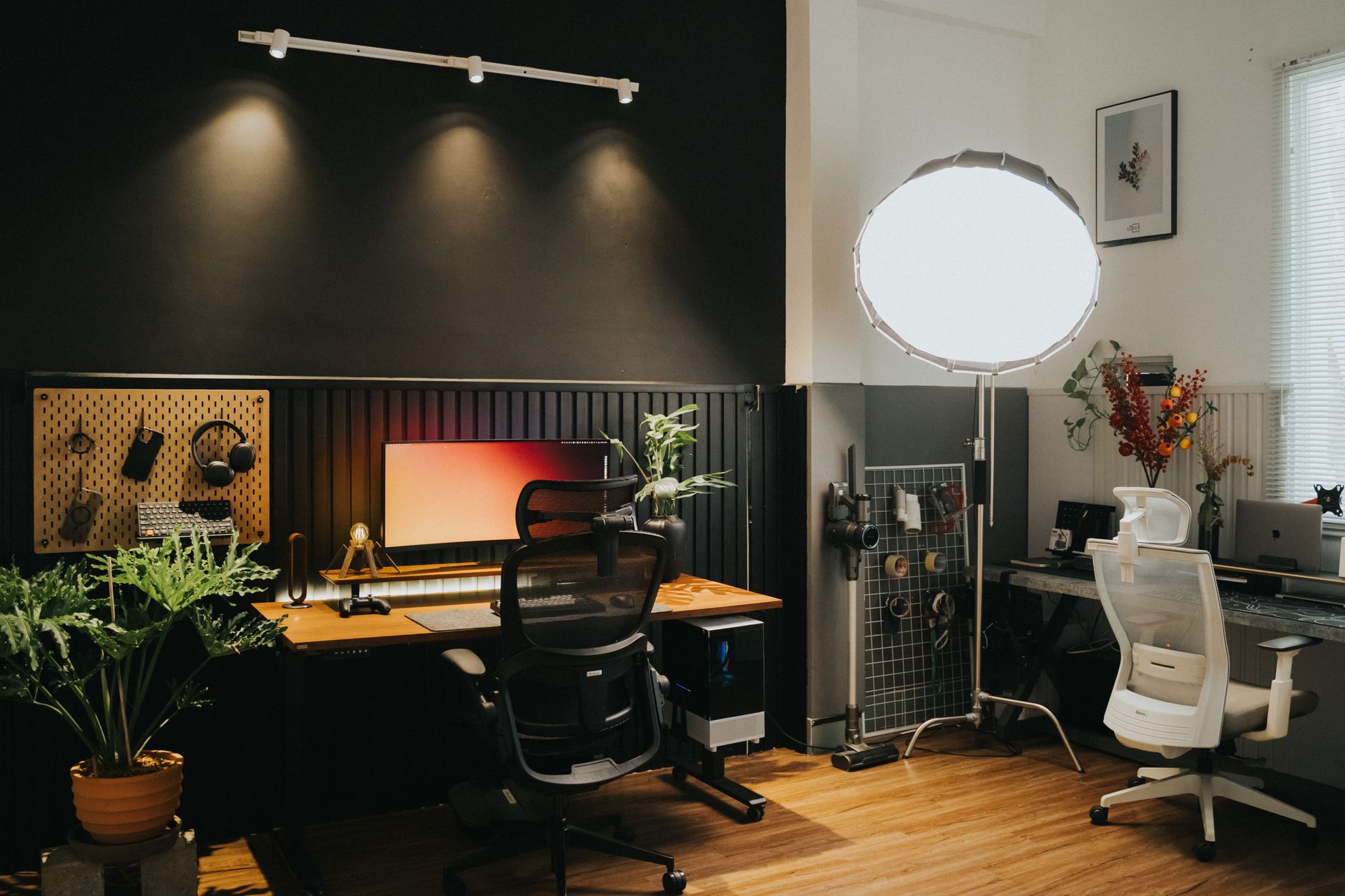 Espace de travail élégant avec chaise ergonomique et éclairage ambiant, propice à la formation à distance.